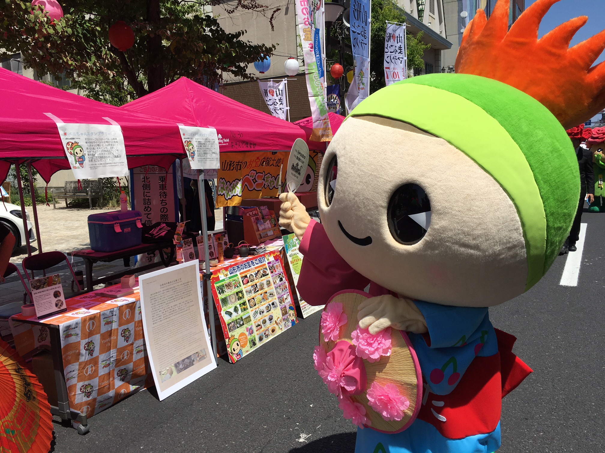 山形県観光物産市のゆるキャライベントに出演したベニ はながたベニちゃんが行く Blog お宝読本 タカラの山ガタ